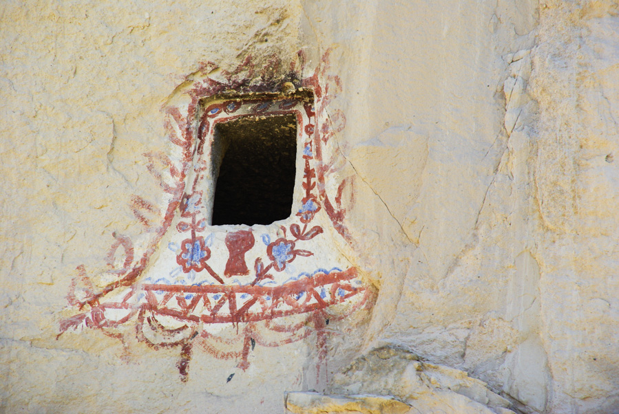 décoration polychrome d'une ouverture de pigeonnier - cappadoce
