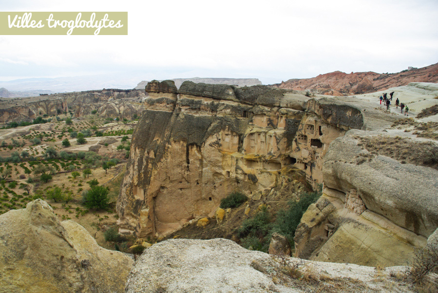 village troglodytes - falaise de Cavusin - Cappadoce