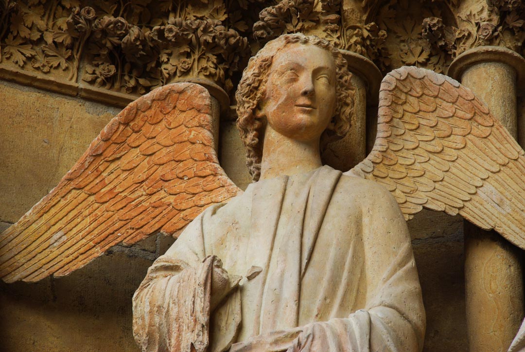 ange sculpté décorant la cathédrale de Reims