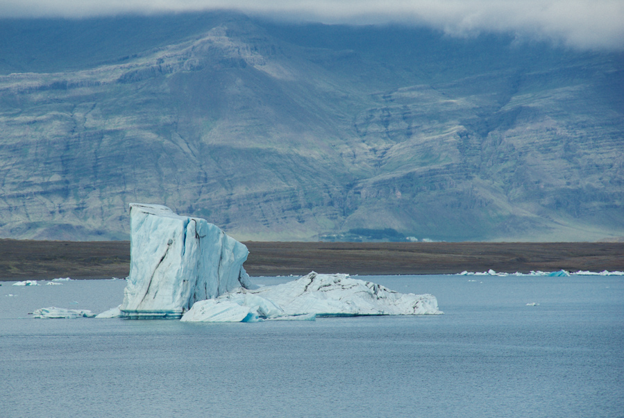 iceberg à la dérive sur le lac glaciaire de Jökulsárlón - Islande