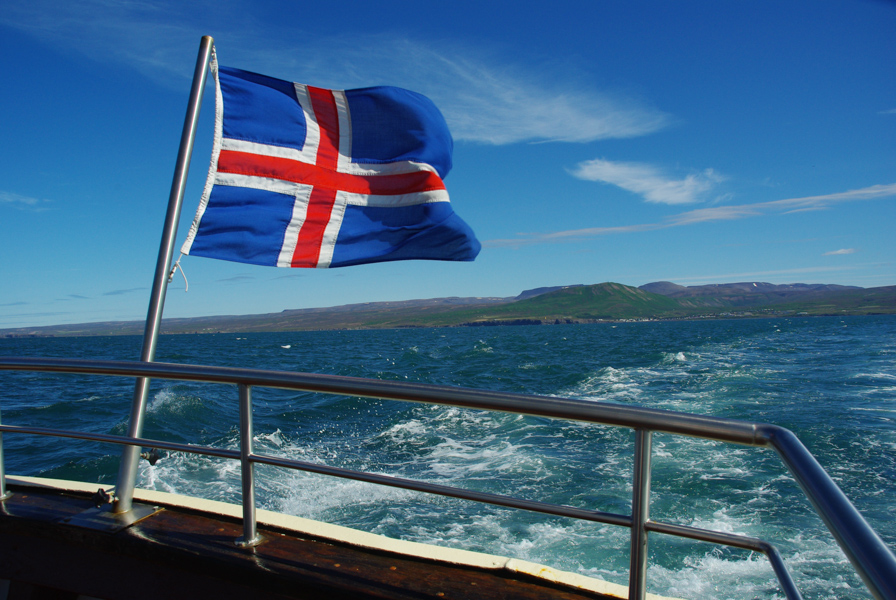 le drapeau islandais flotte au vent