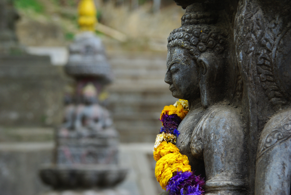 détail d'un bouddha de Swayambunath à Katmandou