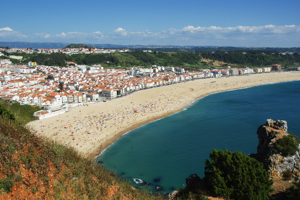 Panorama sur la plage de Nazaré depuis la corniche - portugal