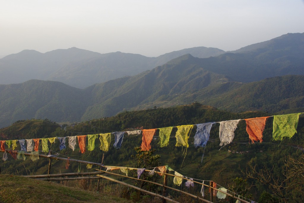 Les drapeaux de prières au lever du soleil - Népal