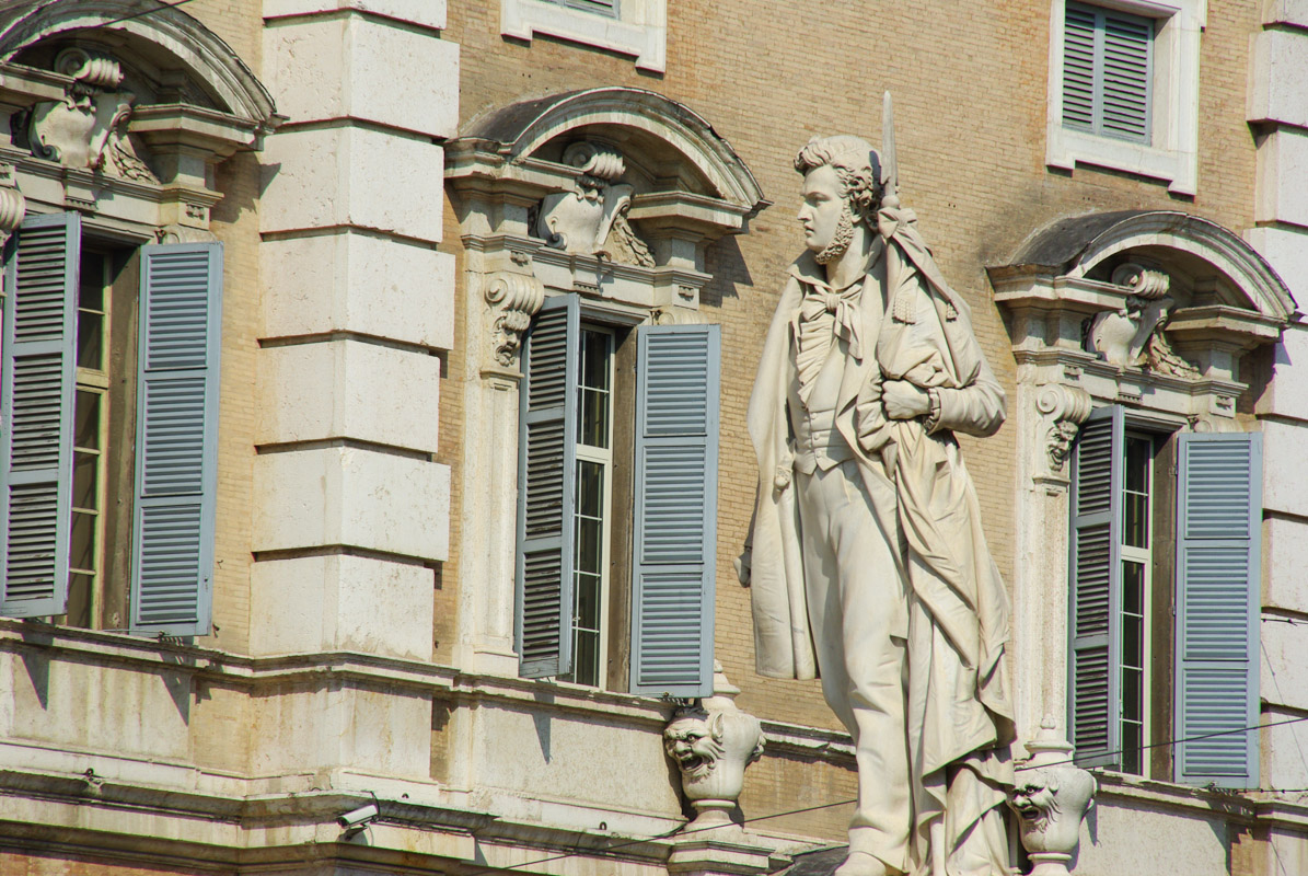 Statue de la Piazza Roma - Modène