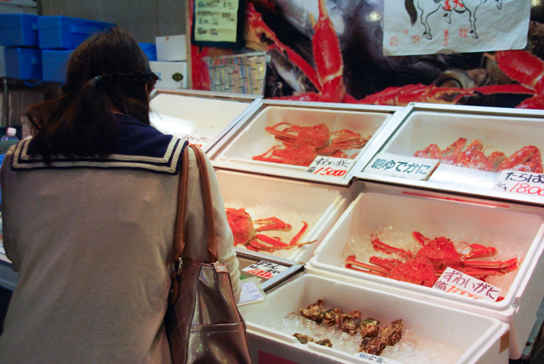 une client au marché aux poissons Omicho de Kanazawa