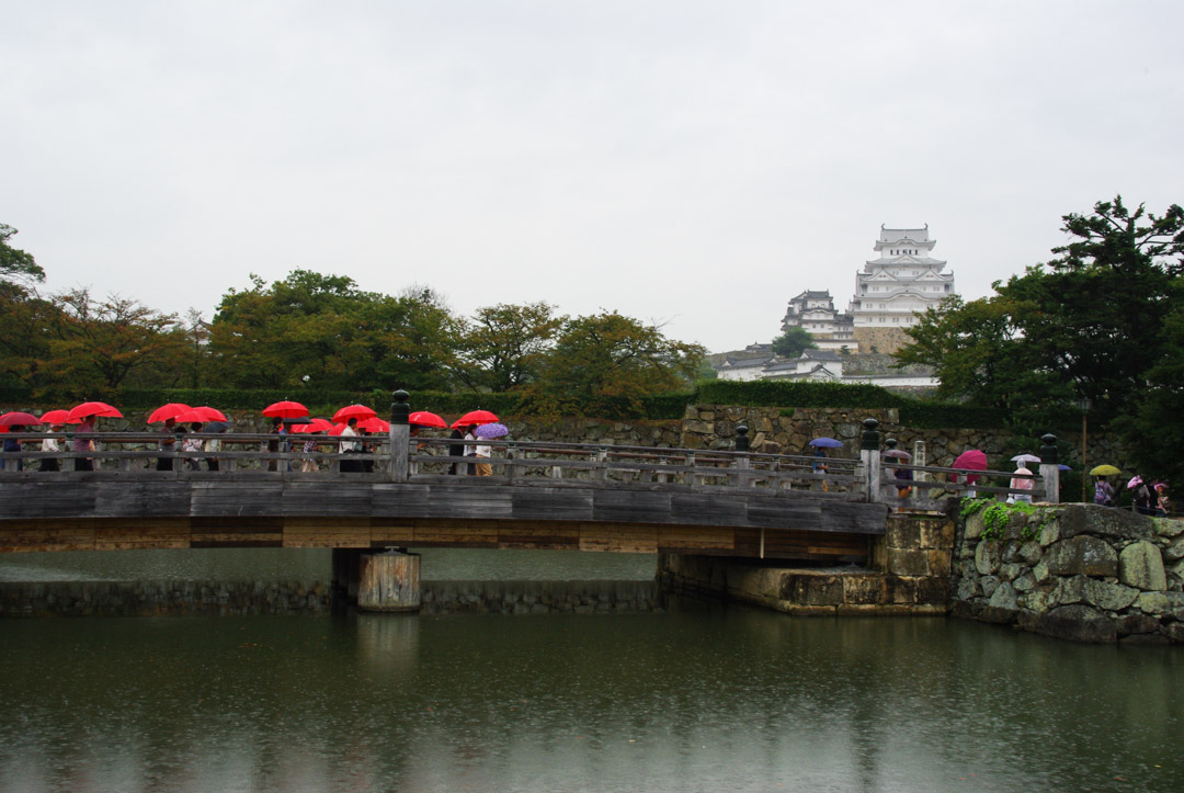 le château d'Himeji sous la pluie