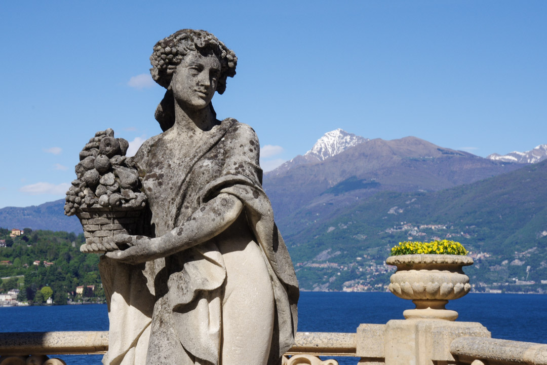 Statue féminine du jardin de la villa del Balbianello avec une vue sur les Alpes en arrière plan