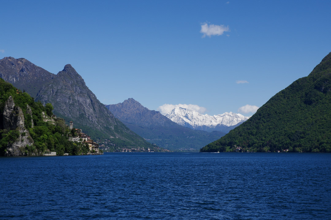Le Lac de Lugano avec les alpes enneigées en arrière plan