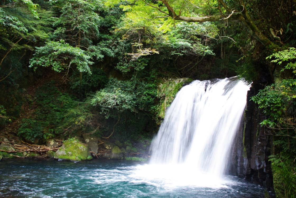 le site des sept cascades d'Izu Hanto