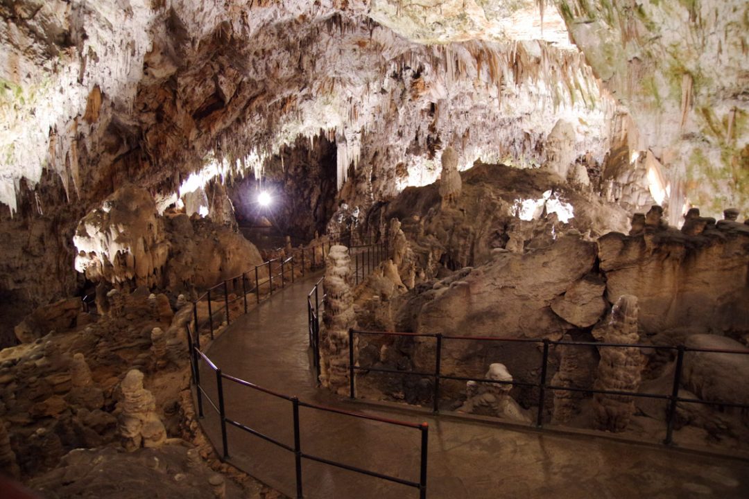 intérieur de la grotte de Postojna