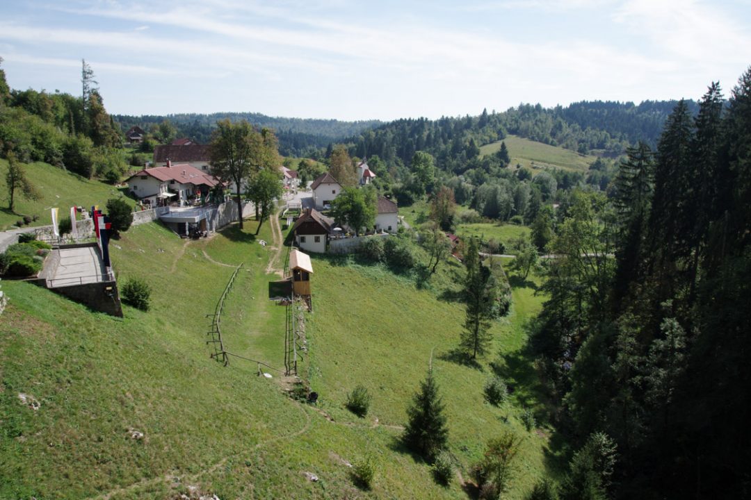 Panorama sur les vallées slovène depuis le château de Predjama