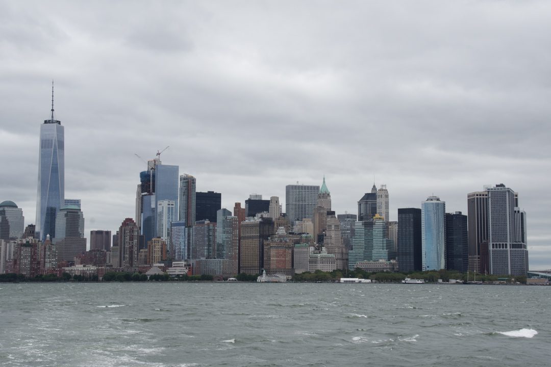 Vue sur la Skyline de Manhattan depuis le bateau pour la statue de la liberté