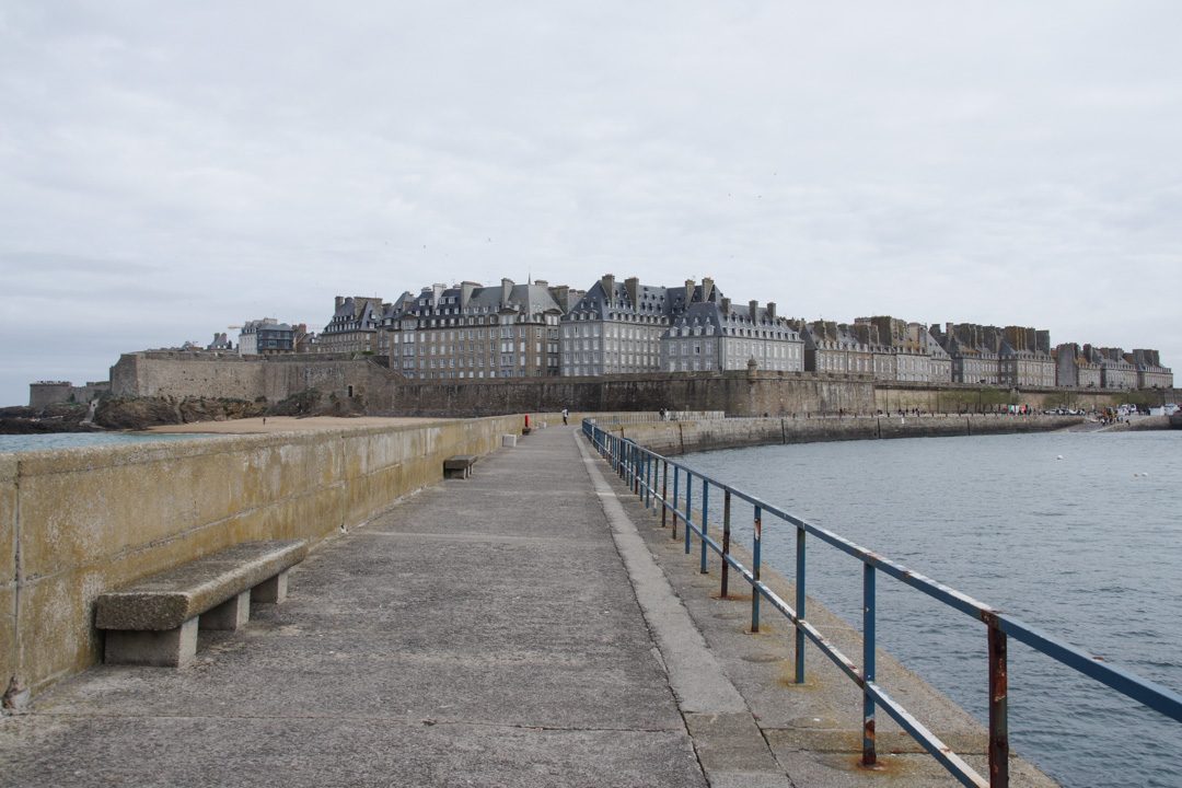 Saint Malo intra-muros vu depuis la jetée du Mole