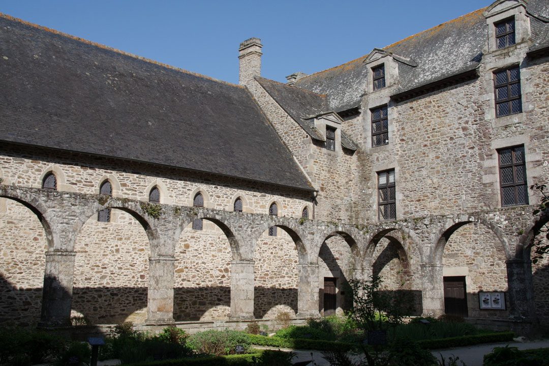 cloître de Abbaye Saint Magloire de Lehon près de Dinan
