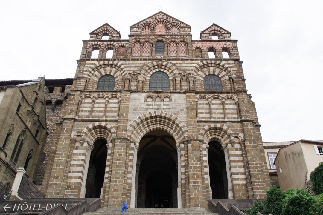 Facade principale de la cathédrale du puy en velay