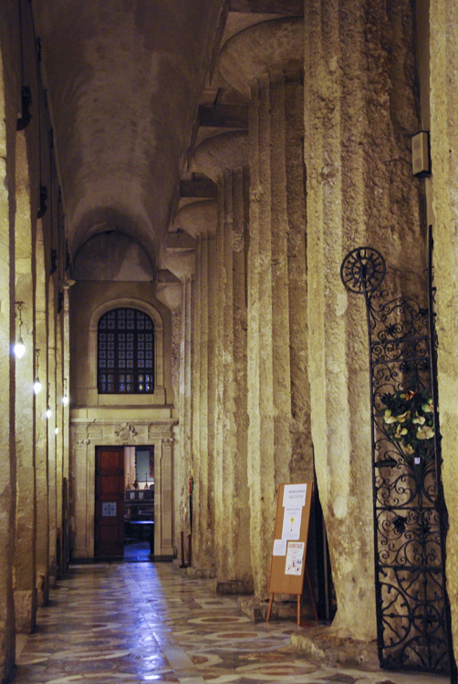 la colonnade du Duomo de Syracuse