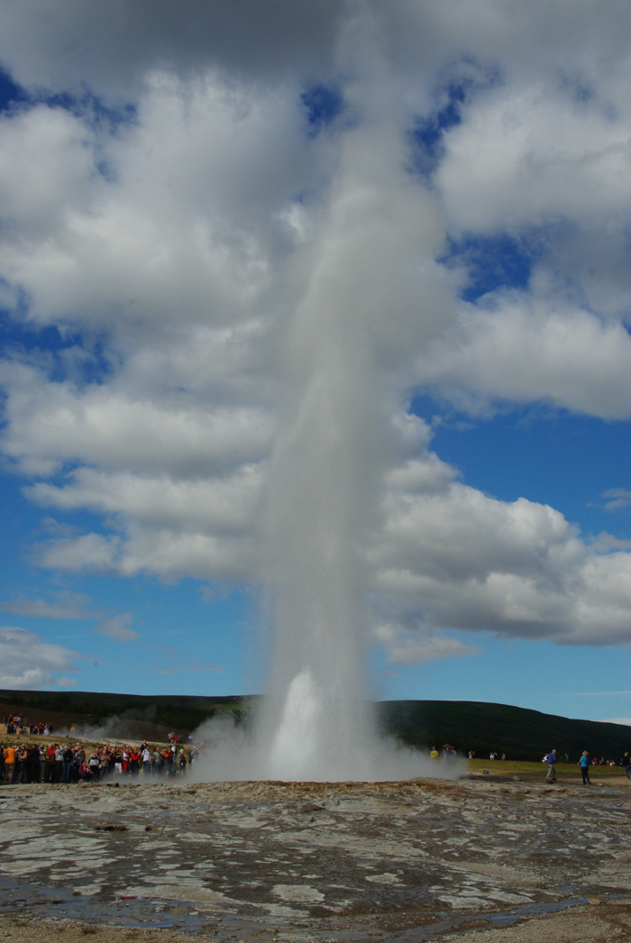 Geyser en éruption en Islande