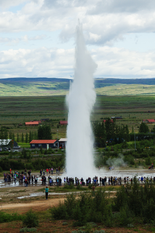 le geyser de Geysir en éruption - cercle d'or - Islande