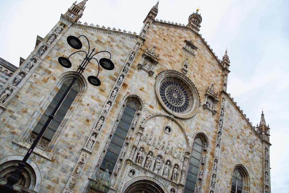 Façade principale du Duomo de Côme