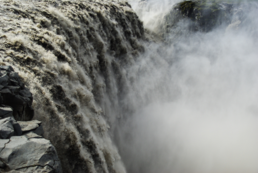 Gros plan sur les eaux chariées par la cascade de Dettifoss