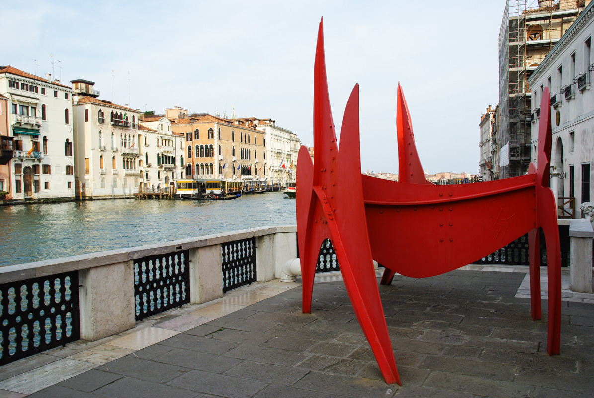 Sculpture The Cow (la Vache) de Calder au bord du grand canal de Venise, Peggy Guggenheim Collection