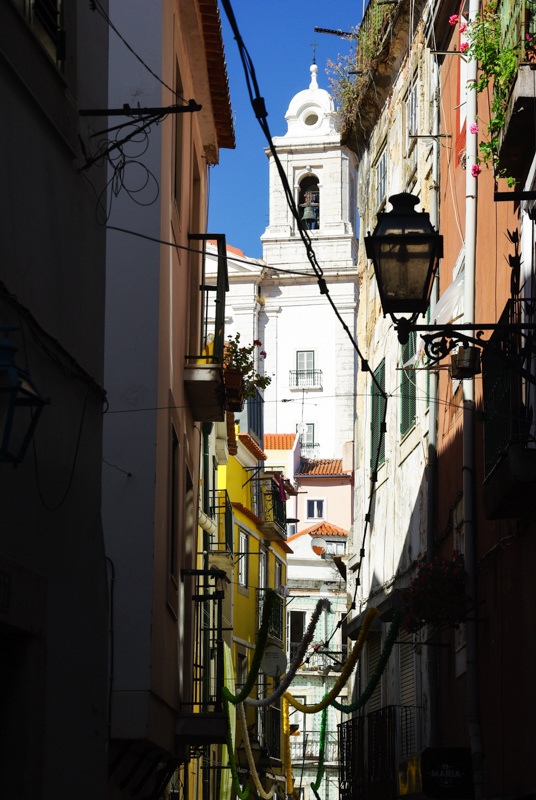 ruelle étroite dans le quartier de l'Alfama à Lisbonne