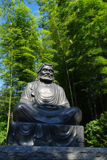Statue de boudha dans le jardin du temple Kencho-ji à Kamakura