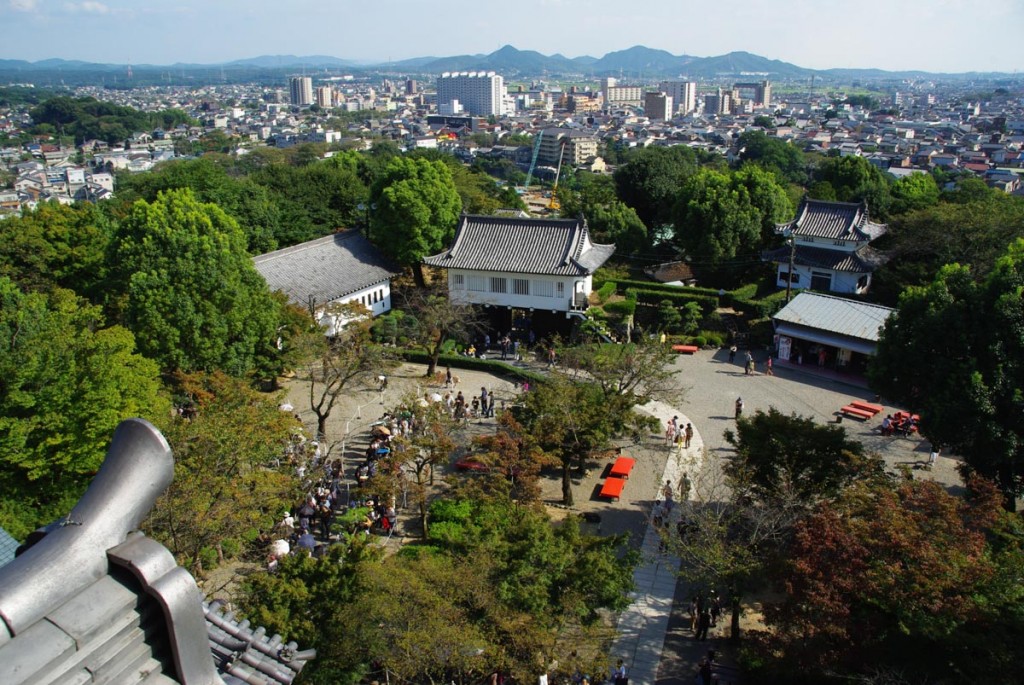 vue sur la cour du château d'Inuyama depuis le donjon