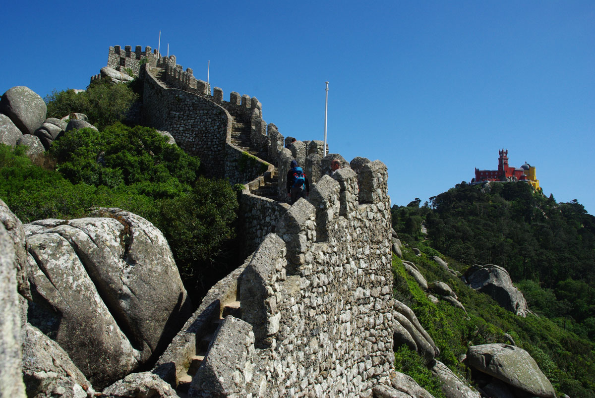 Vue sur les remparts du château des Maures et sur le château de Pena