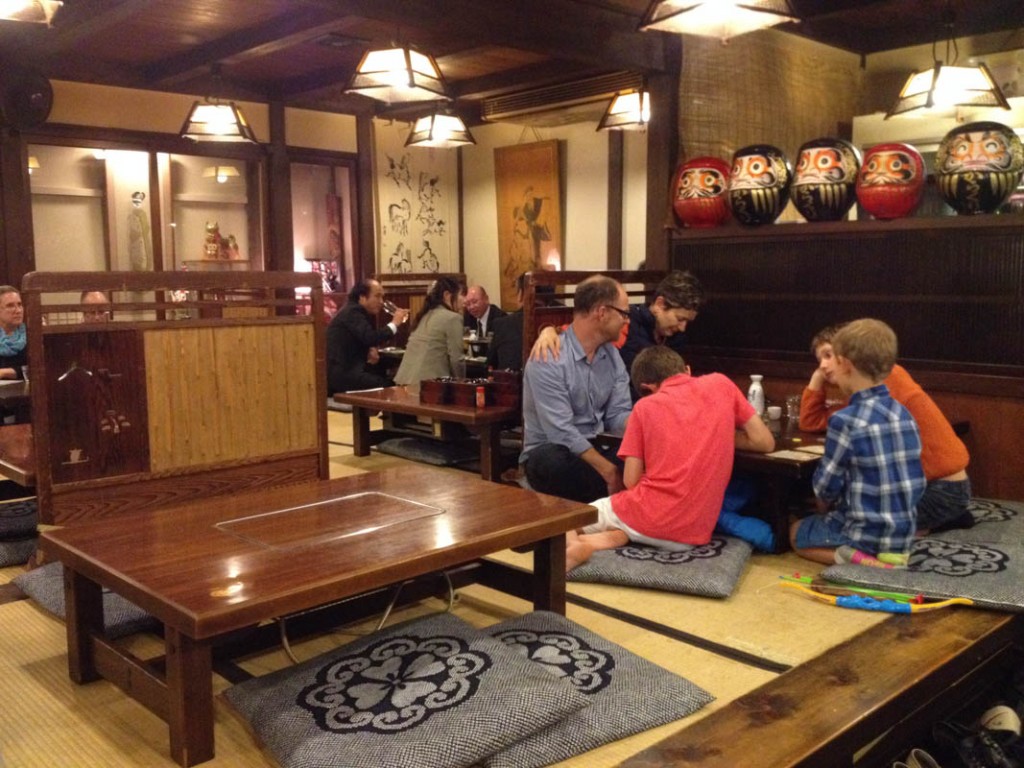 intérieur restaurant karakuri à takayama