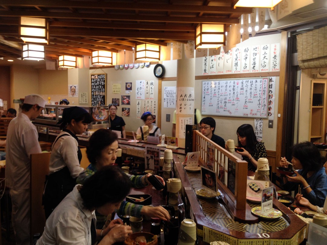 bar à sushis dans le marché aux poissons de Kanazawa