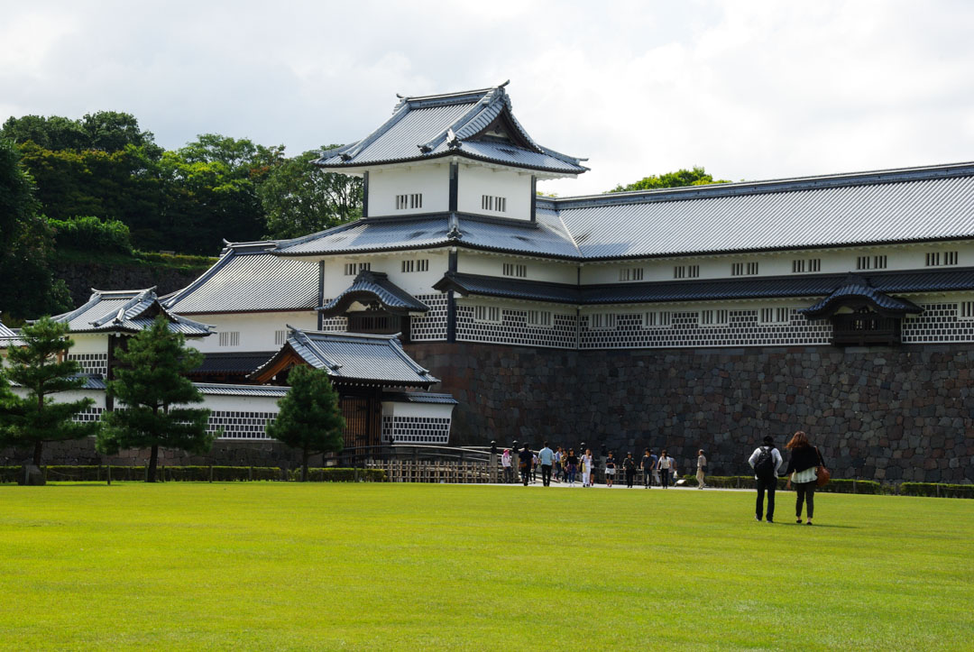grande pelouse devant le chateau de Kanazawa
