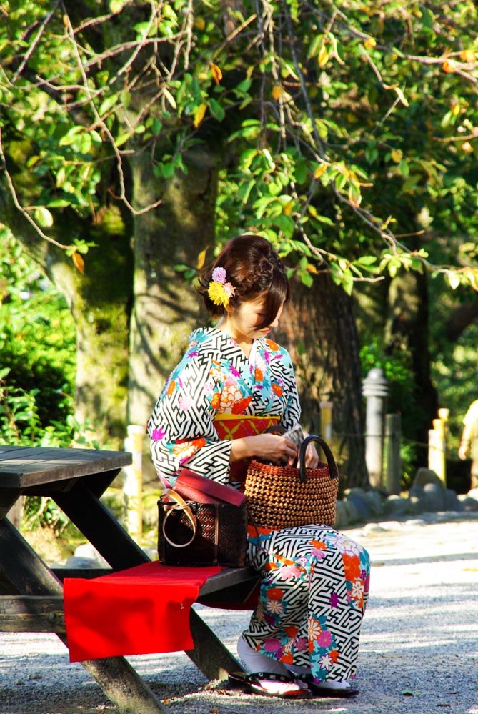 jeune femme japonaise portant le kimono