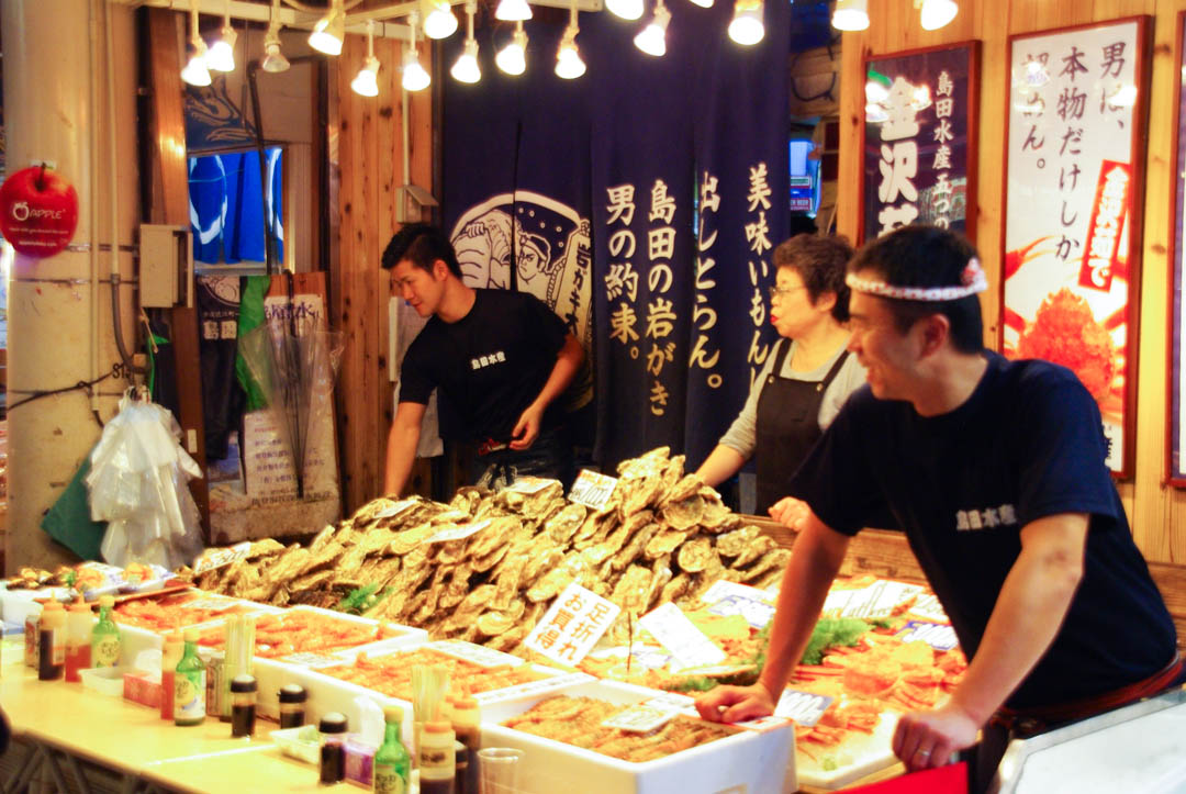 vendeurs de poissons du marché Omicho à Kanazawa