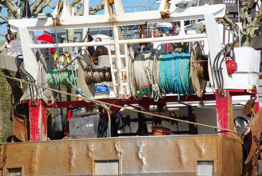 bateau de pècheur dans le port de Trouville