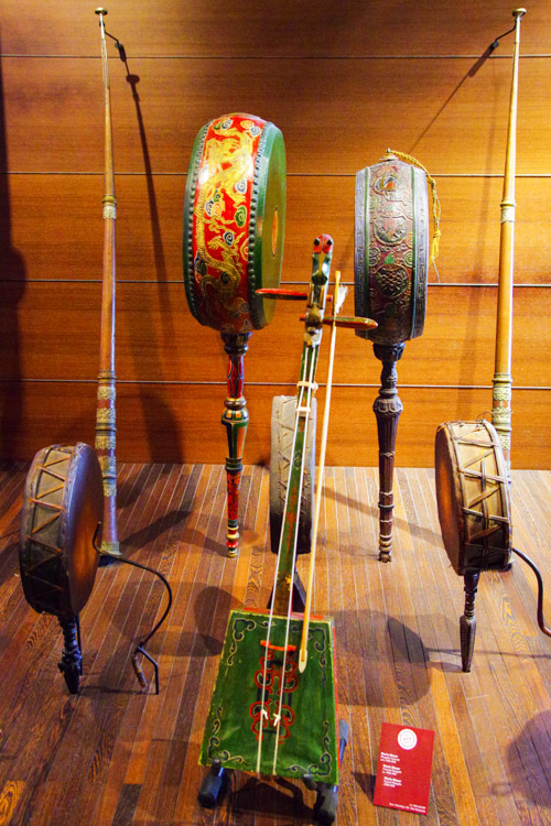 collection de tambours dans le Musée des Instruments de Musique de Bruxelles