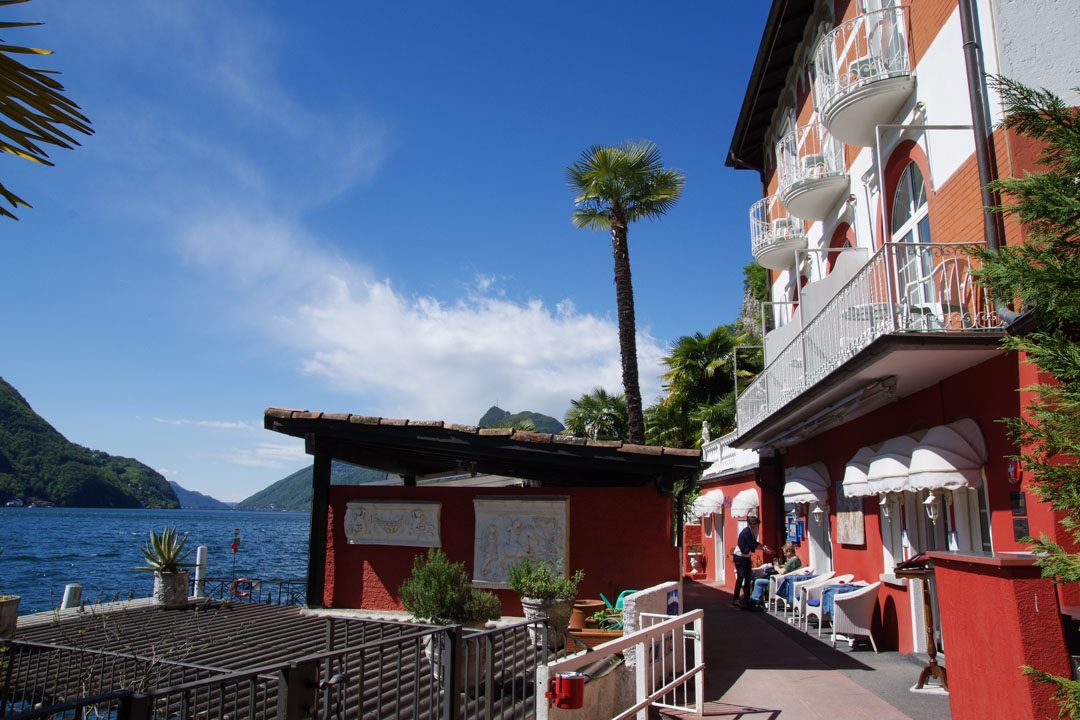 Un hôtel restaurant, au bord du lac de Lugano, sur le sentier de l'Olivier