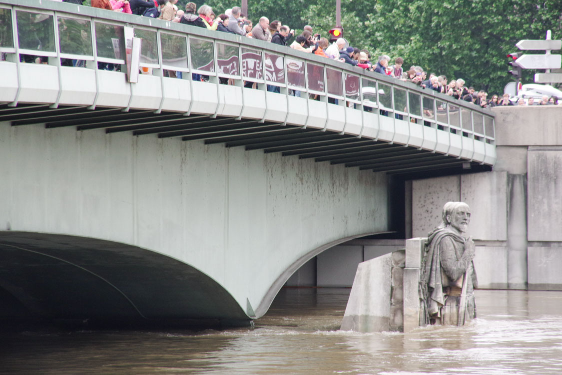 Le Zouave du pont de l'Alma lors de la crue de juin 2016