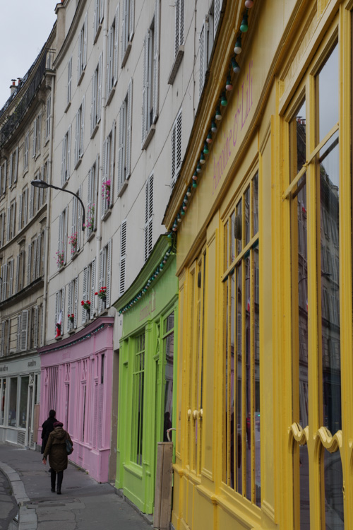 Boutiques colorées au bord du Canal Saint Martin