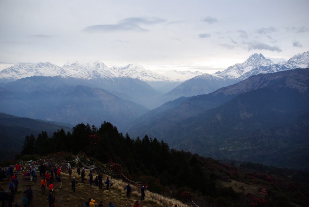 Vue sur les sommets enneigés de l'Himalaya au Népal