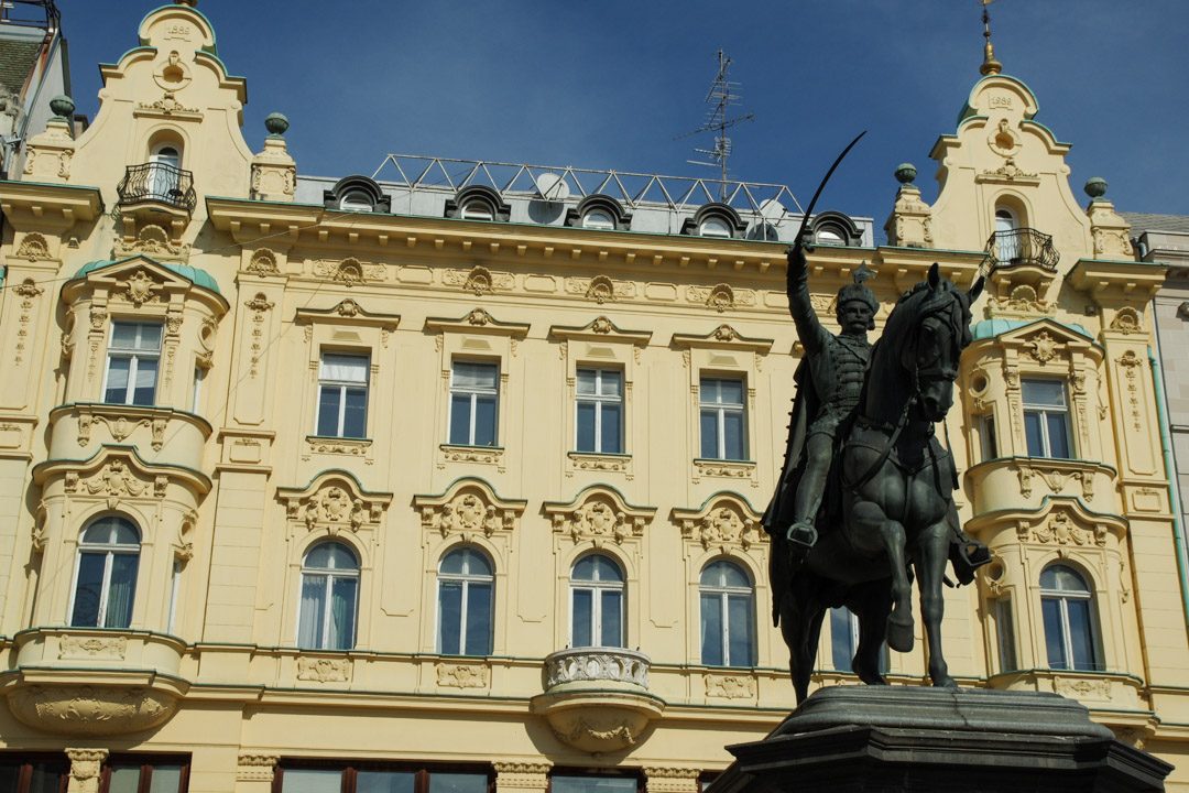 Statue de Josip Jelacic au centre de la place Trg Bana Josipa Jelacica de Zagreb
