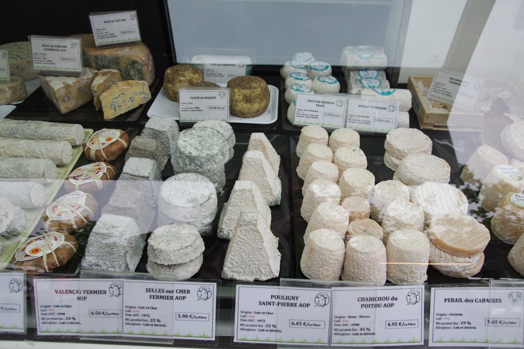etal de fromage de chevre sur le marché lafayette à Angers
