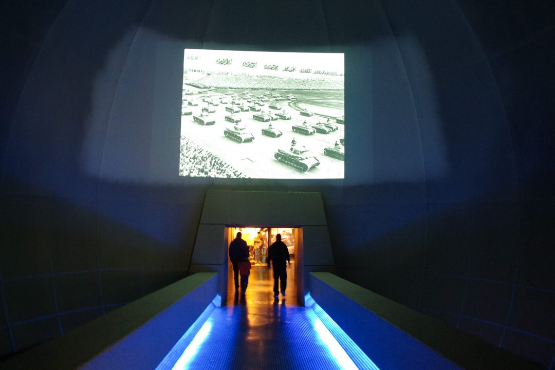 Salle d'introduction de la seconde guerre mondiale au Mémorial de Caen
