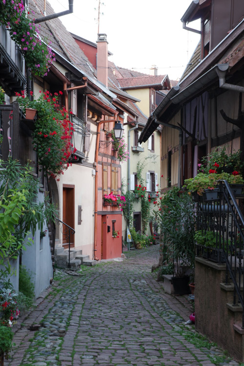 Ruelle dans le village d'Eguisheim en Alsace