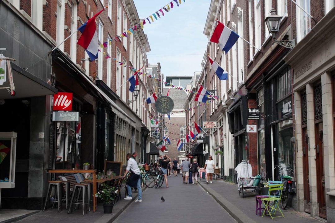 rue piétonne dans le centre-ville de La Haye