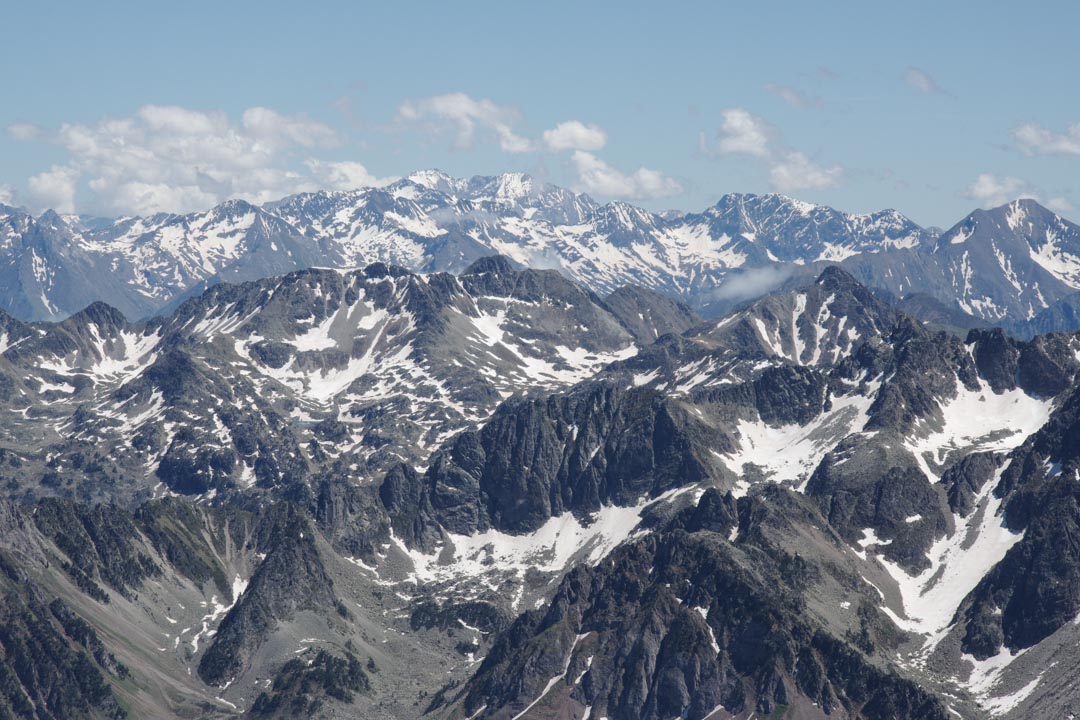 Panorama sur la chaine des Pyrénées depuis le sommet du pic du midi