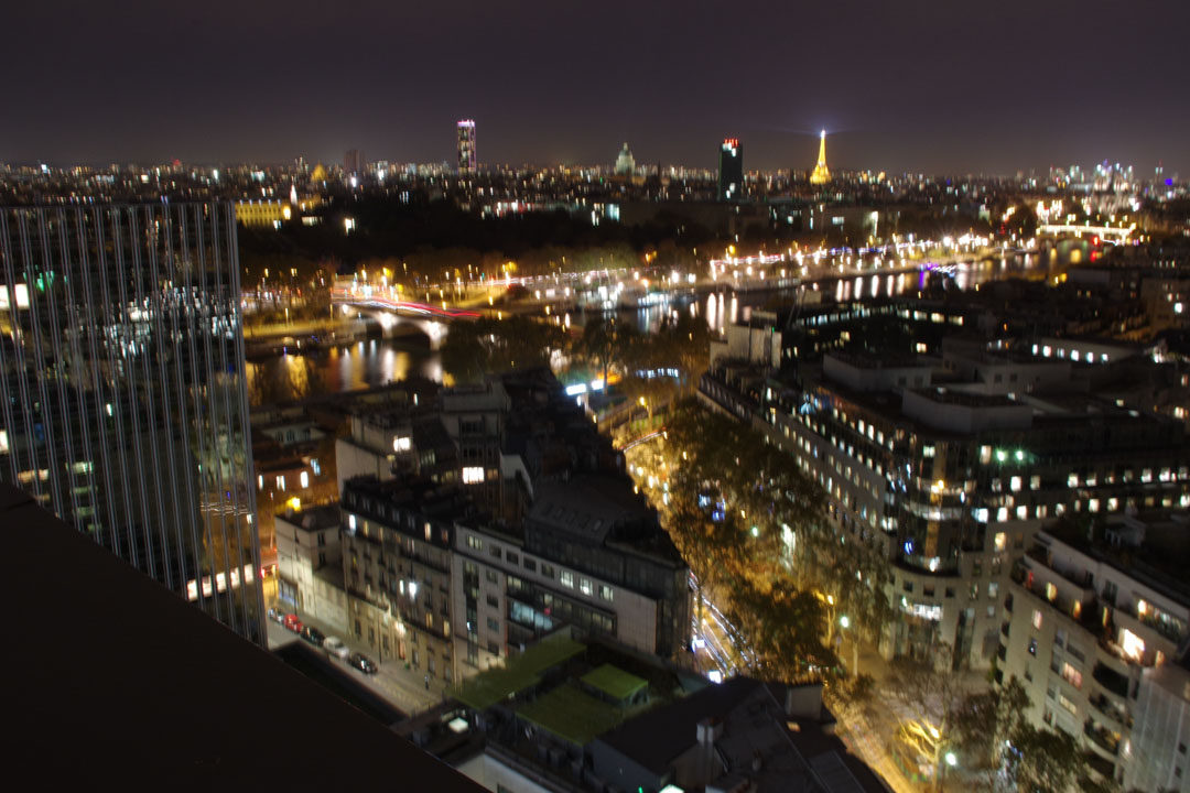 Vue sur paris la nuit photo floue