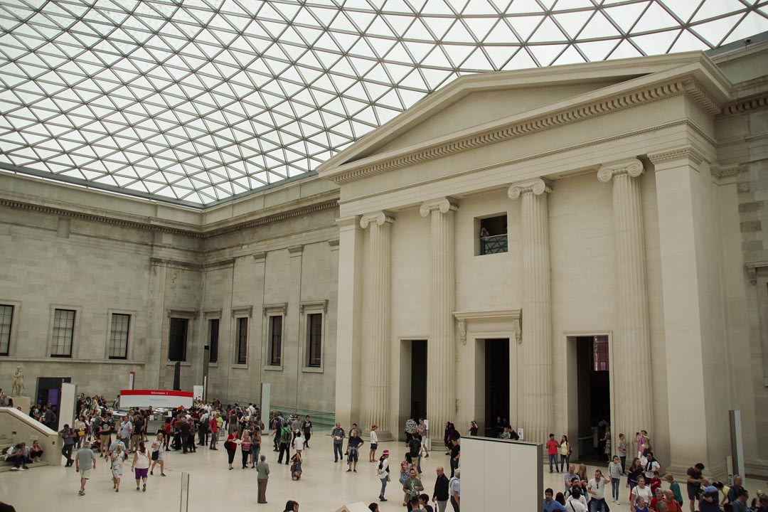 The british museum has. Британский музей в Лондоне Сократ. The British Museum, great Russell Street, London wc1b 3dg. Британский музей в Лондоне факты. Известный экспонат в Лондоне.