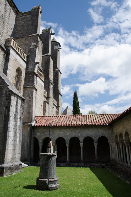 Cloitre de la cathédrale Ste Marie à St Bertrand de Comminges